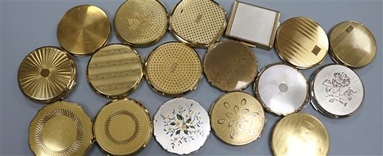 Seventeen vintage Stratton powder compacts, including two engine-turned gold and silver coloured,